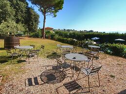 Stunning Farmhouse with Swimming Pool & Hot Tub in Umbria