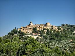 Stunning Farmhouse with Swimming Pool & Hot Tub in Umbria