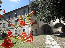 Stunning Farmhouse with Swimming Pool & Hot Tub in Umbria