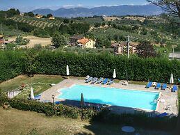 Stunning Farmhouse with Swimming Pool & Hot Tub in Umbria