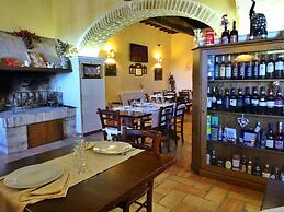 Stunning Farmhouse with Swimming Pool & Hot Tub in Umbria