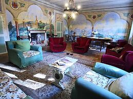 Stunning Farmhouse with Swimming Pool & Hot Tub in Umbria