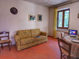 Stunning Farmhouse with Swimming Pool & Hot Tub in Umbria