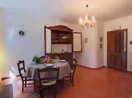 Stunning Farmhouse with Swimming Pool & Hot Tub in Umbria