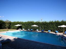 Stunning Farmhouse with Swimming Pool & Hot Tub in Umbria