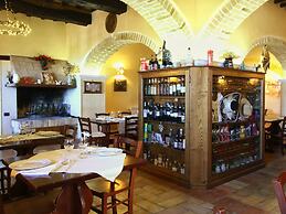 Stunning Farmhouse with Swimming Pool & Hot Tub in Umbria