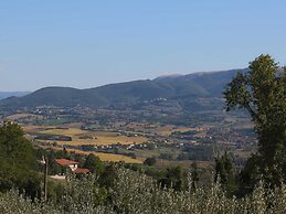 Stunning Farmhouse with Swimming Pool & Hot Tub in Umbria