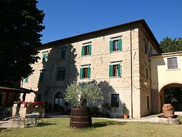 Stunning Farmhouse with Swimming Pool & Hot Tub in Umbria
