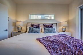 Downtown Skyline Rooftop Patio Modern Townhome