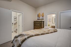 Downtown Skyline Rooftop Patio Modern Townhome