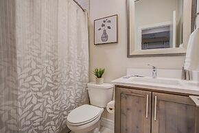 Downtown Skyline Rooftop Patio Modern Townhome