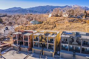 Downtown Skyline Rooftop Patio Modern Townhome