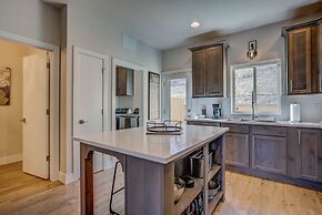 Downtown Skyline Rooftop Patio Modern Townhome