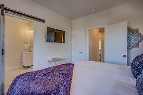 Downtown Skyline Rooftop Patio Modern Townhome