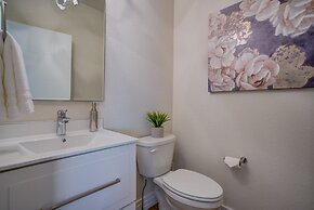 Downtown Skyline Rooftop Patio Modern Townhome