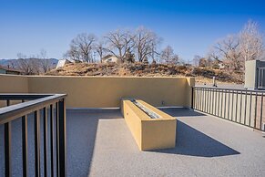 Downtown Skyline Rooftop Patio Modern Townhome