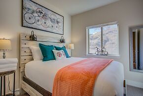 Downtown Skyline Rooftop Patio Modern Townhome