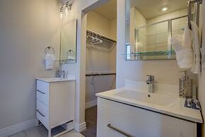 Downtown Skyline Rooftop Patio Modern Townhome