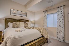 Downtown Skyline Rooftop Patio Modern Townhome