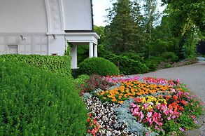 Apartment With Private Terrace in Huddinge