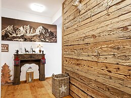 Unique & Exclusively Furnished Chalet near Ski Lift