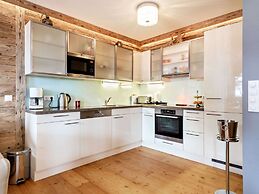 Unique & Exclusively Furnished Chalet near Ski Lift