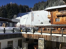 Unique & Exclusively Furnished Chalet near Ski Lift