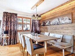 Unique & Exclusively Furnished Chalet near Ski Lift