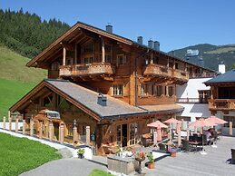 Unique & Exclusively Furnished Chalet near Ski Lift