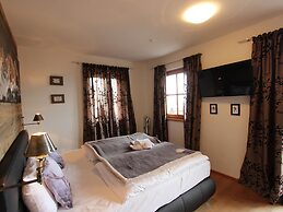 Unique & Exclusively Furnished Chalet near Ski Lift