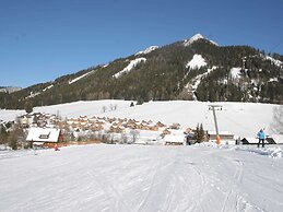 Lavish Wooded Chalet with Sauna & Hot Tub in Hohentauern