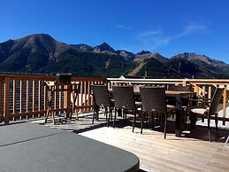 Lavish Wooded Chalet with Sauna & Hot Tub in Hohentauern