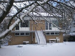 A Villa Between the Town Centre and the Forest