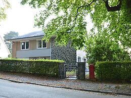 A Villa Between the Town Centre and the Forest