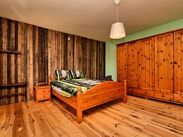 Pleasant Holiday Home in Erezée Ardennes with Hot Tub, Sauna