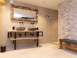 Cosy Chalet in Odeigne with Hot Tub