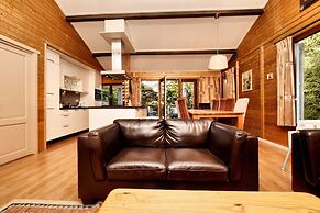 Cosy Chalet in Odeigne with Hot Tub