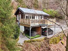 Cosy Chalet in Odeigne with Hot Tub