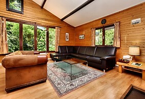 Cosy Chalet in Odeigne with Hot Tub