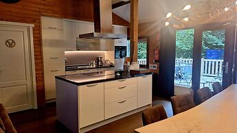 Cosy Chalet in Odeigne with Hot Tub