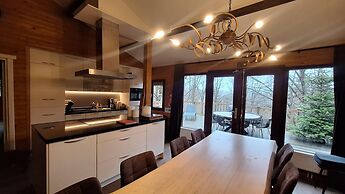 Cosy Chalet in Odeigne with Hot Tub