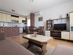Nice Apartment With Private Roofed Terrace, Near the Sea and National
