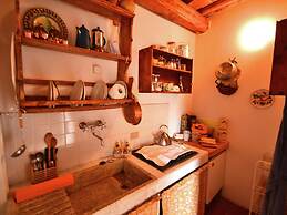 Beautiful Cottage in Pescia with Hot Tub