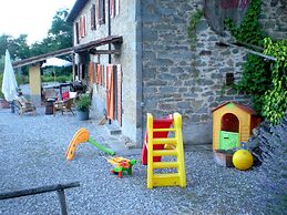 Beautiful Cottage in Pescia with Hot Tub
