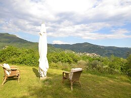 Beautiful Cottage in Pescia with Hot Tub