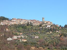 Beautiful Cottage in Pescia with Hot Tub