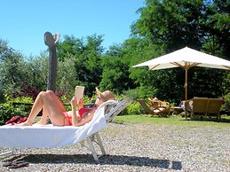 Beautiful Cottage in Pescia with Hot Tub