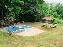 Beautiful Cottage in Pescia with Hot Tub