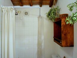Beautiful Cottage in Pescia with Hot Tub
