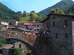 Beautiful Cottage in Pescia with Hot Tub